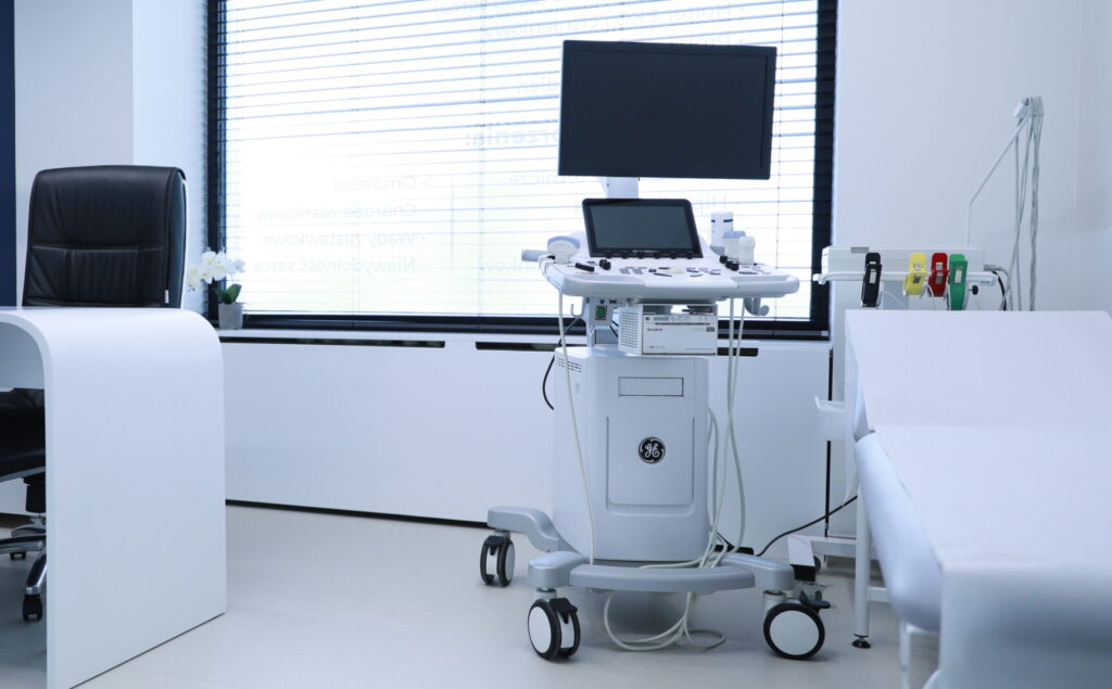 Gabinet kardiologiczny z aparatem USG w prywatnej klinice medycznej